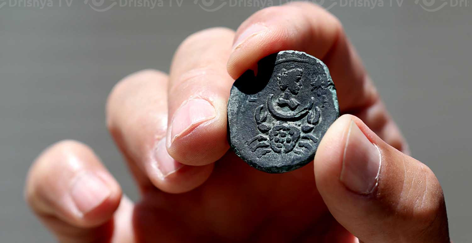 JERUSALEM, July 26, 2022 (Xinhua) -- A man shows a 1,850-year-old bronze coin in Jerusalem, on July 26, 2022. Israeli archaeologists have discovered a 1,850-year-old bronze coin bearing the design of ancient Roman moon goddess Luna, the Israel Antiquities Authority (IAA) said on Monday. (Photo by Gil Cohen Magen/Xinhua)