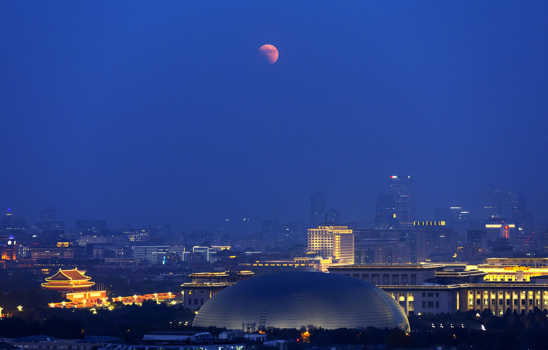 (221108) -- BEIJING, Nov. 8, 2022 (Xinhua) -- The moon is seen during a total lunar eclipse in Beijing, capital of China, Nov. 8, 2022. (Xinhua/Fei Maohua)