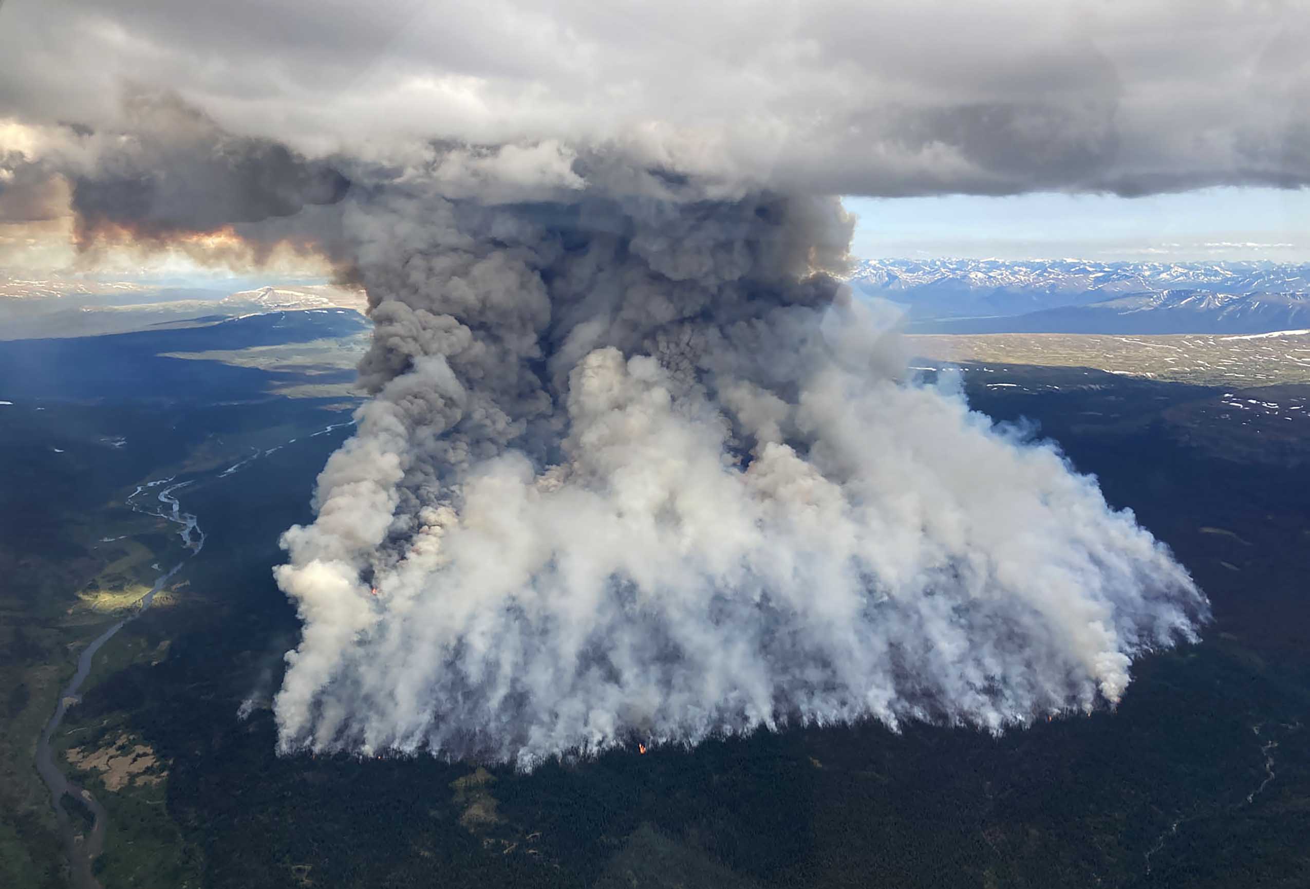  Aerial photo taken on June 24, 2023 shows wildfires near Tomias Mountain, British Columbia, Canada. (BC Wildfire Service/Handout via Xinhua)