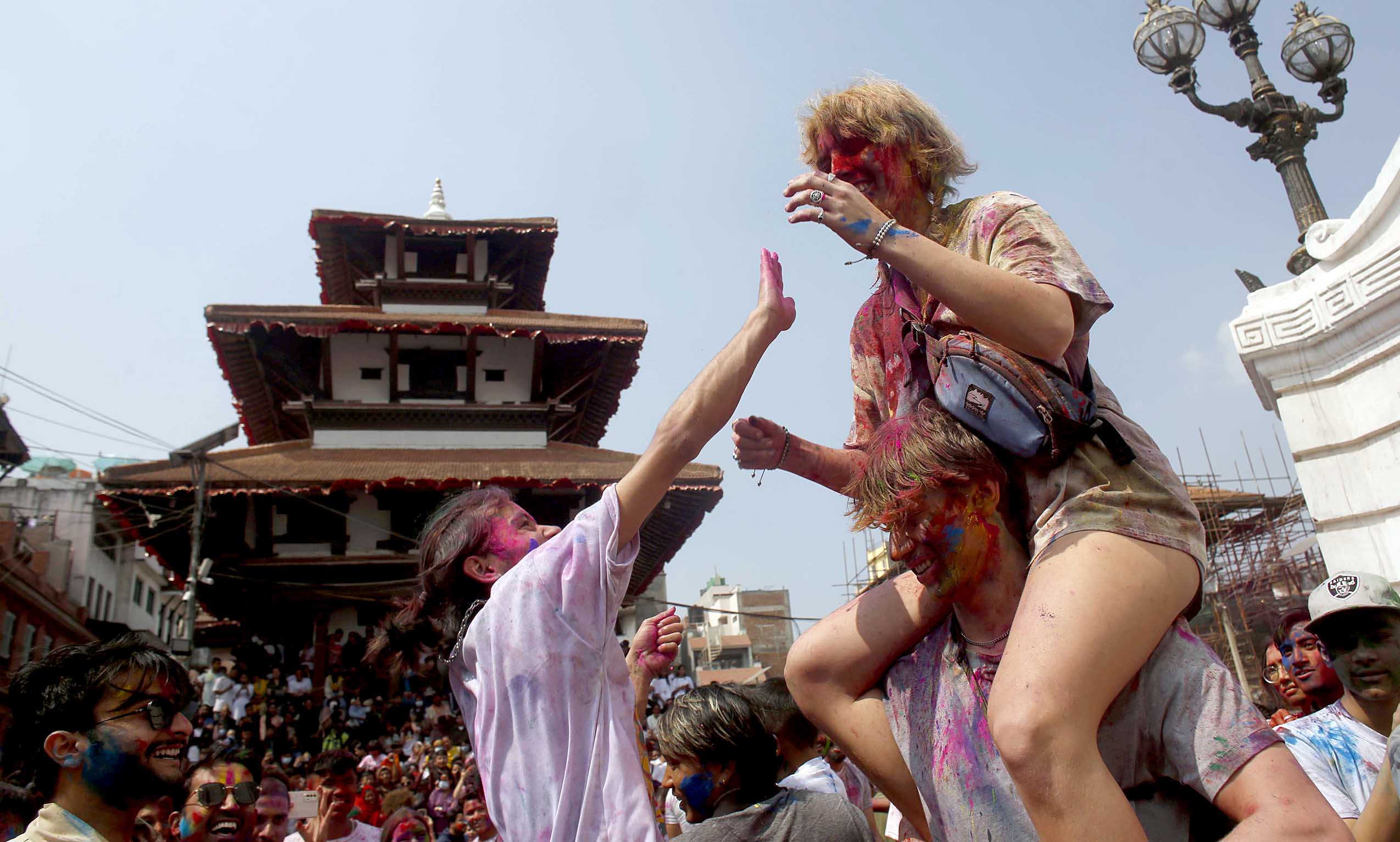 तस्विरमा हेरौं फागुको रंगीन रमझम