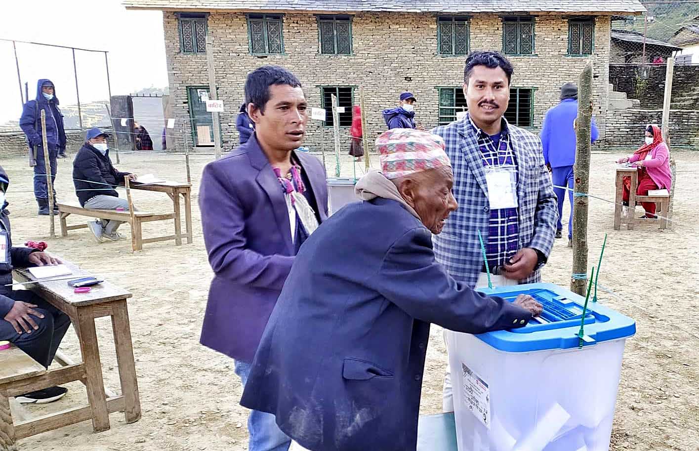 याग्दीमा १०७ वर्षीय वृद्धले गरे मतदान