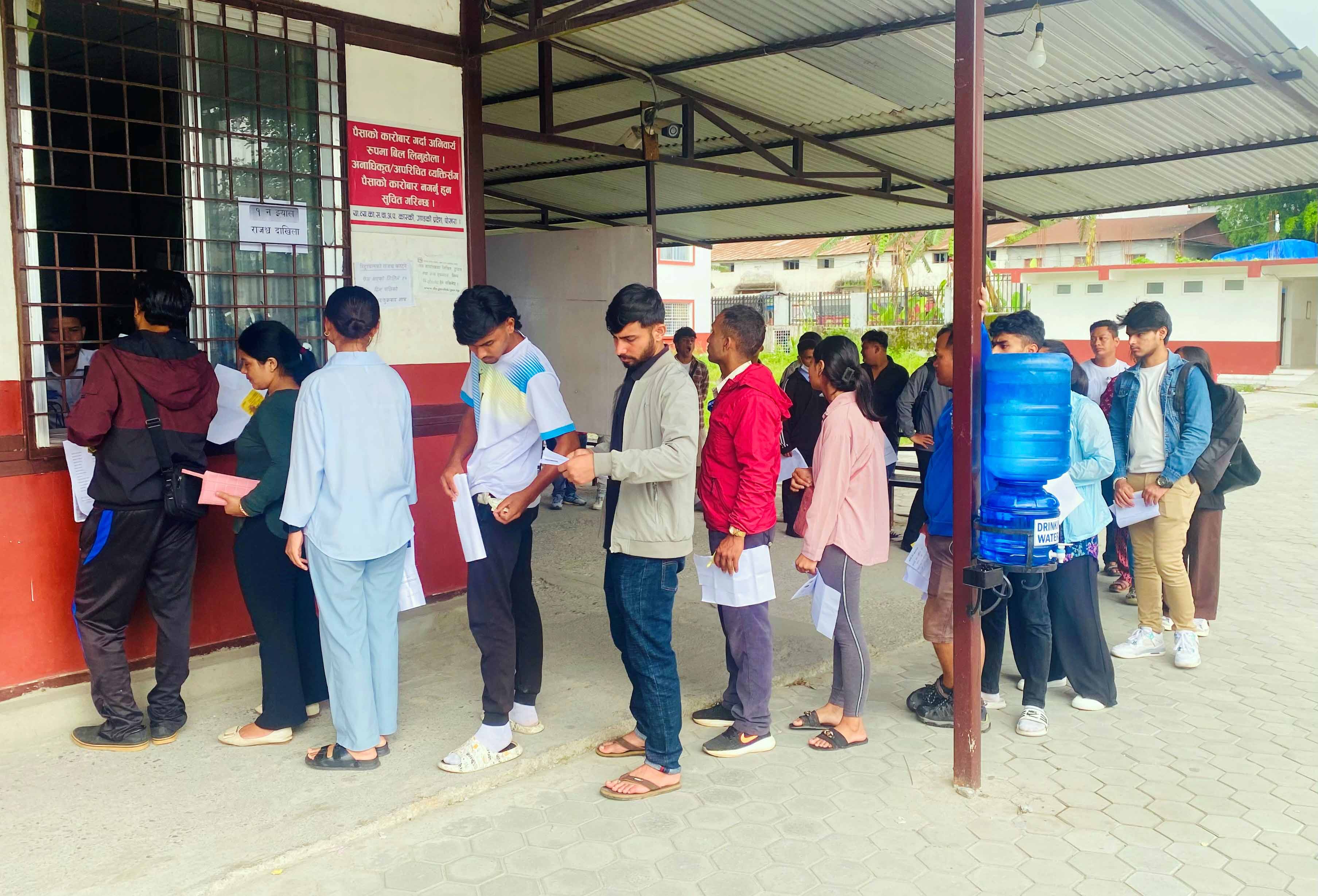 सेवाग्राहीको चाप, कर्मचारी अभाव