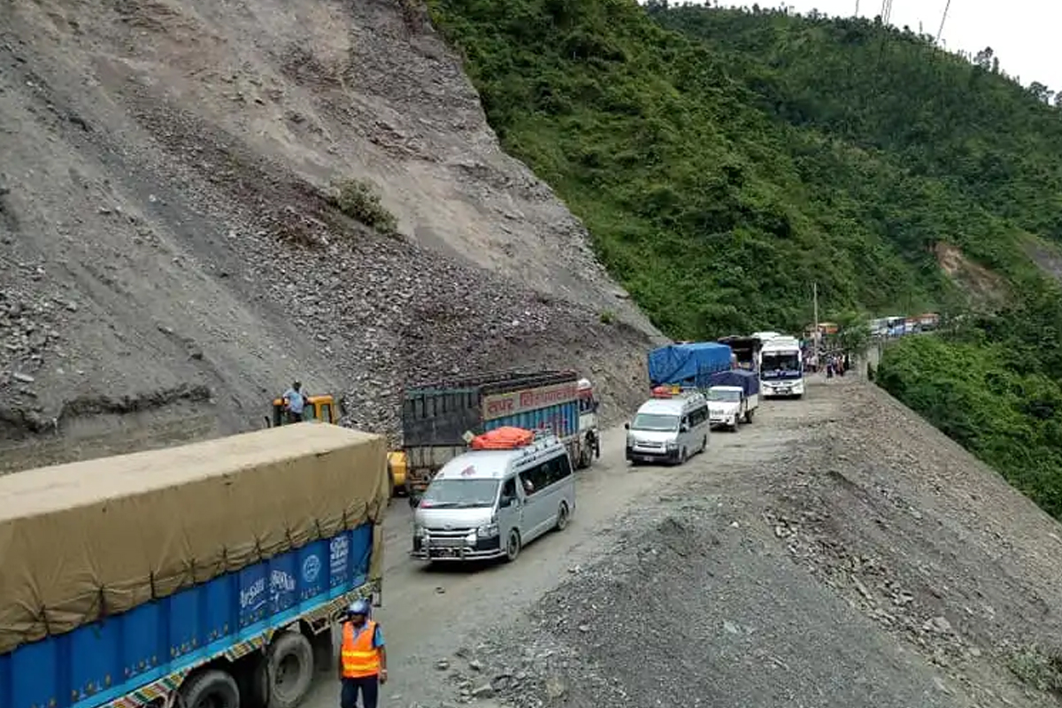 नारायणगढ–मुग्लिन सडक दिउँसो बन्द नहुने