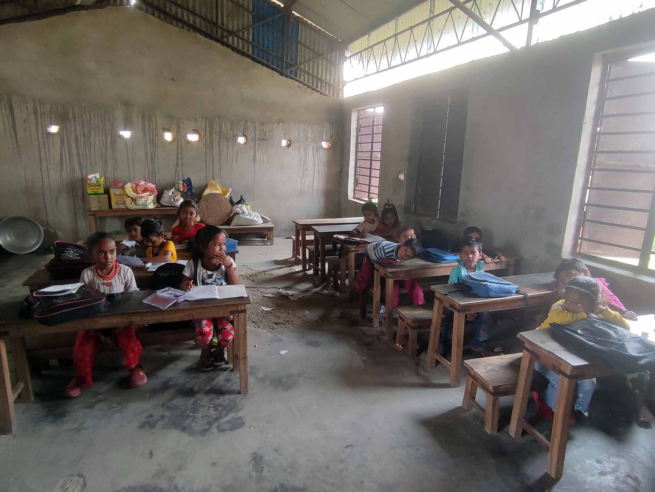 ‘कक्षा छ, कोठा तीन : थपिँदै दुःखका दिन’