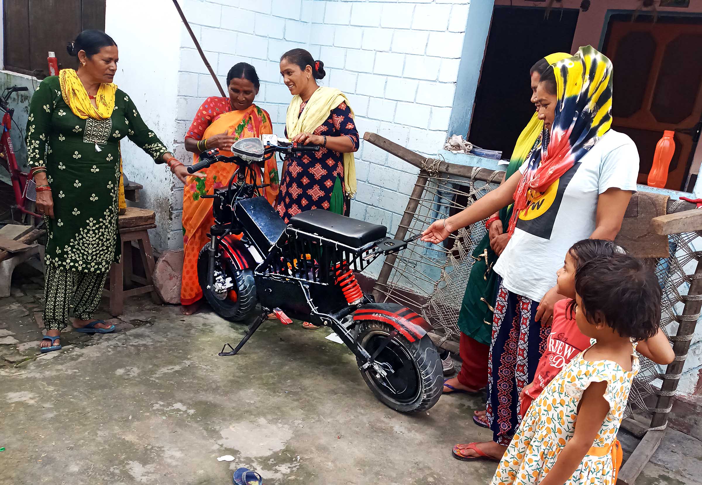 विद्युतीय मोटरसाइकल आविष्कारक सोहनको घरमा हेर्नलाई भीड