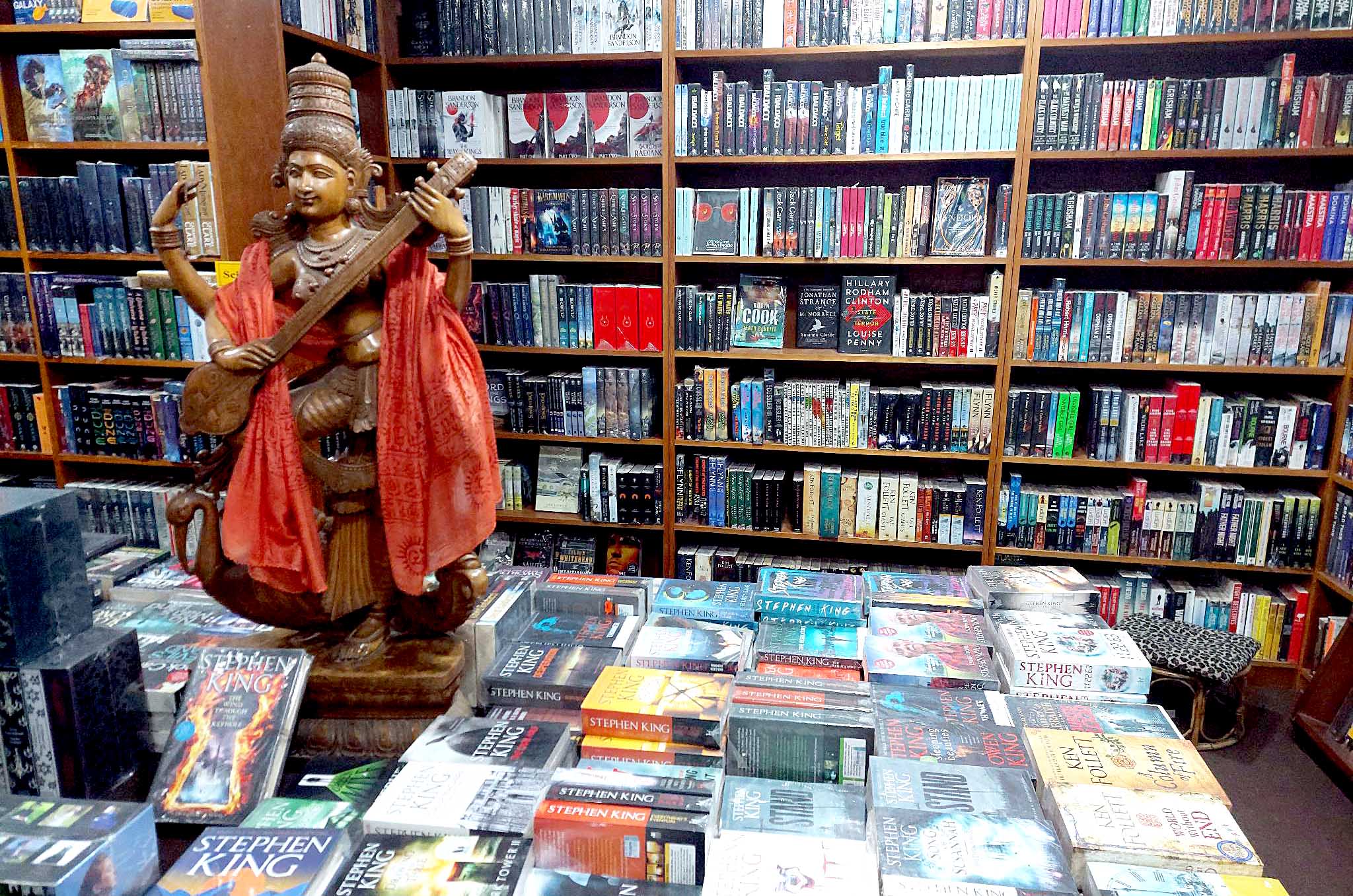 ठमेलमा पुस्तकको व्यापार बढ्दै : मन्जुश्री थापाको ‘फरगेट काठमाडौँ’ पर्यटकको रोजाइमा