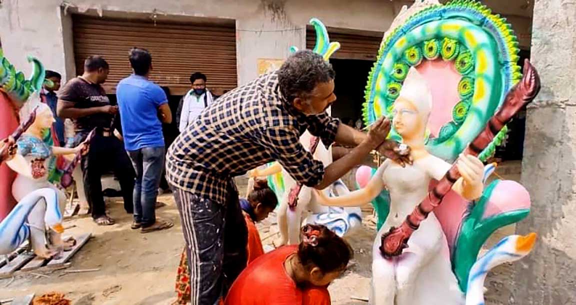 सरस्वतीको मूर्तिमा सीप निखार्दै कुम्हाल