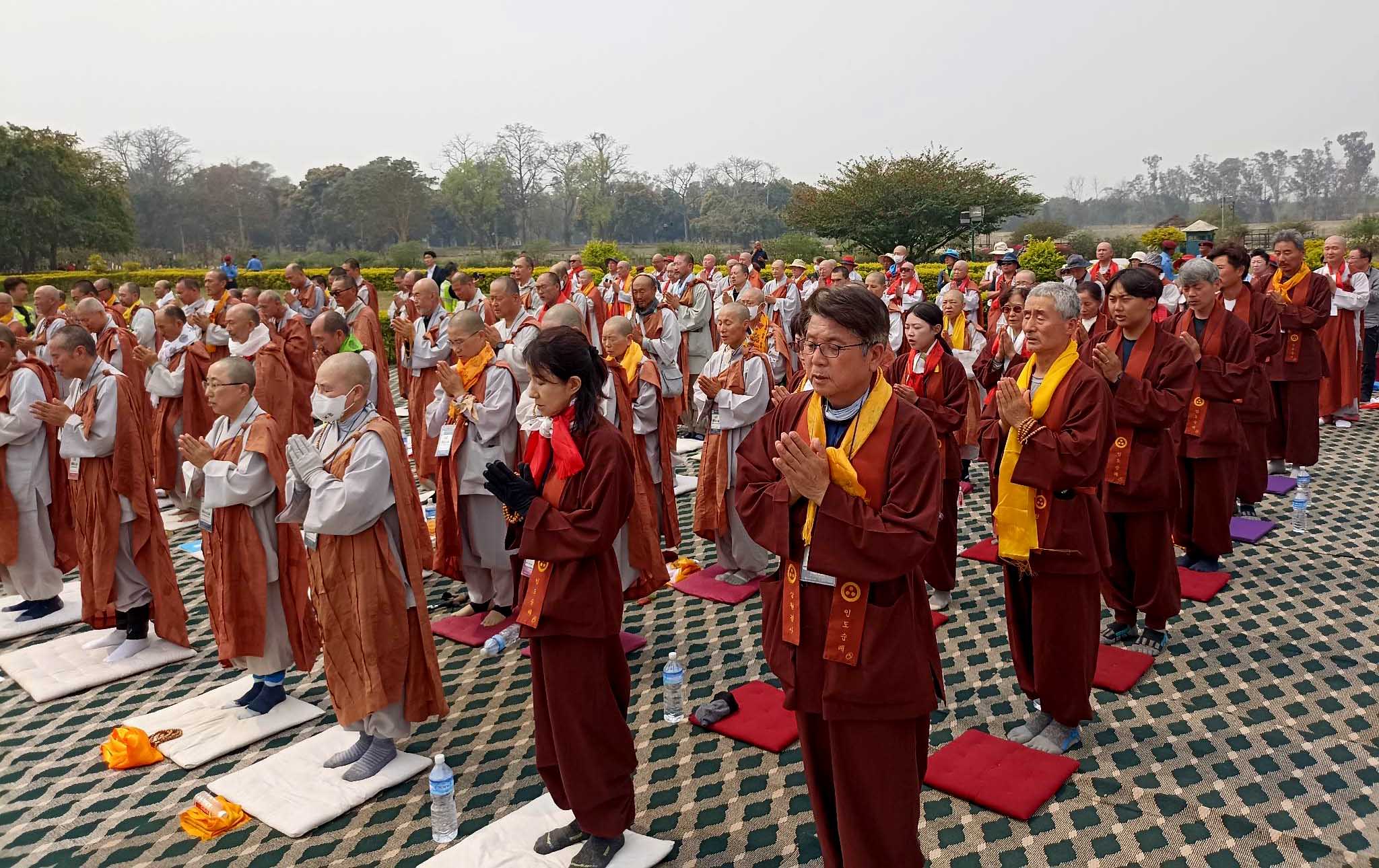 दक्षिण कोरियाबाट पैदलयात्रा गरेर लुम्बिनी पुगे दुई सय बौद्ध तीर्थयात्री