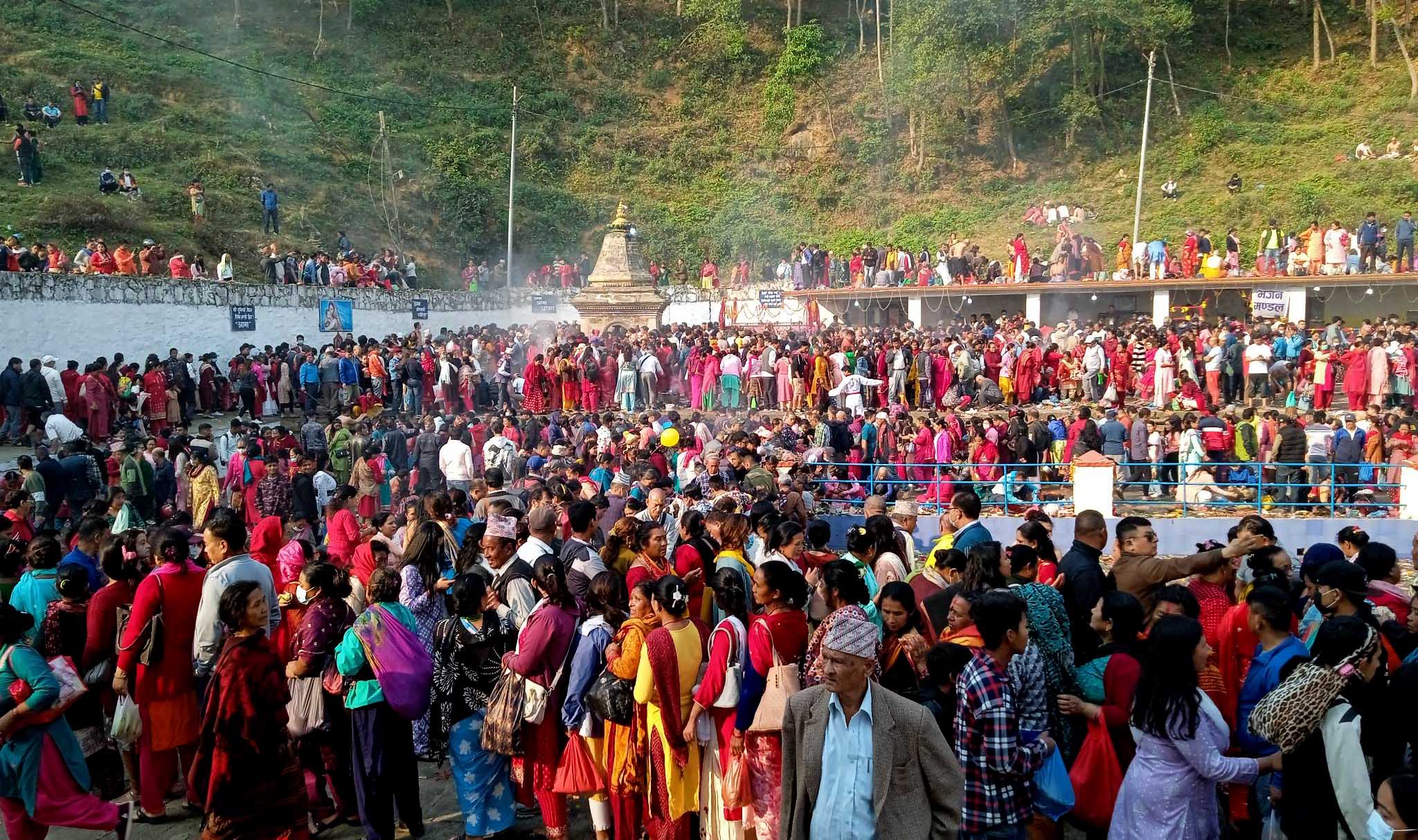 आमा सम्झिन मातातीर्थमा झुम्मिए सन्तान