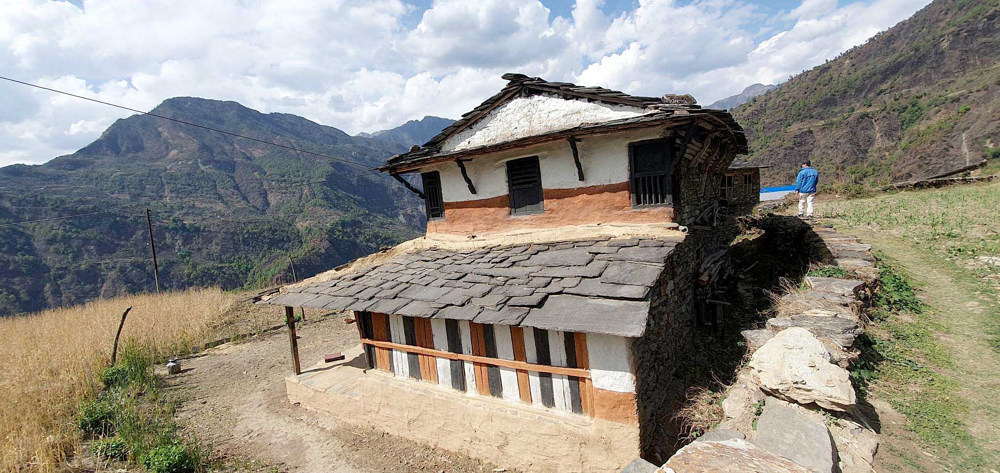 बसाइँसराइले गाउँका आकर्षक घर रित्ता