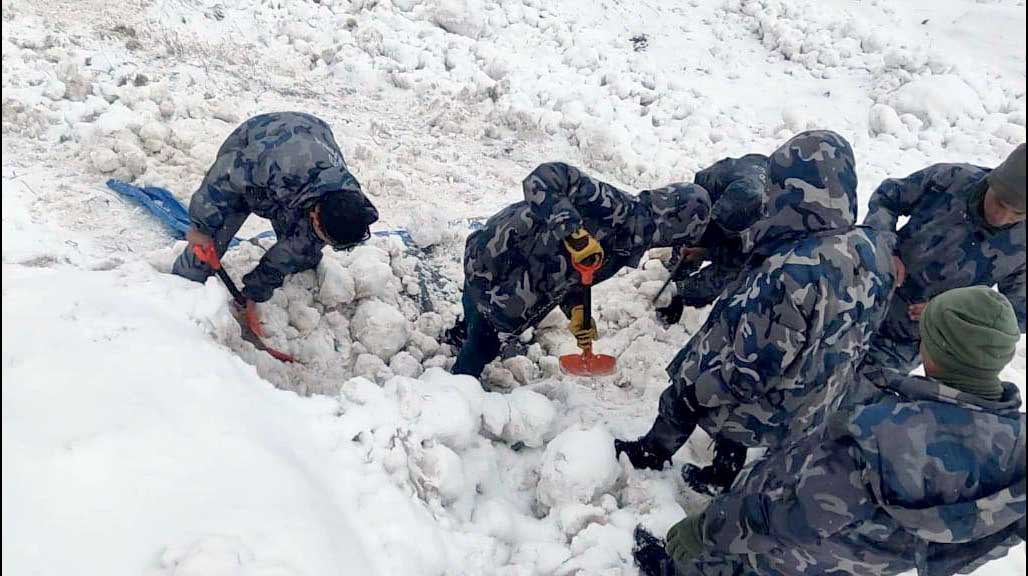 दार्चुलामा हिमपहिरो : भारतीय सडक प्रयोग गरी शव खलङ्गा ल्याइँदै, दुई अझै बेपत्ता