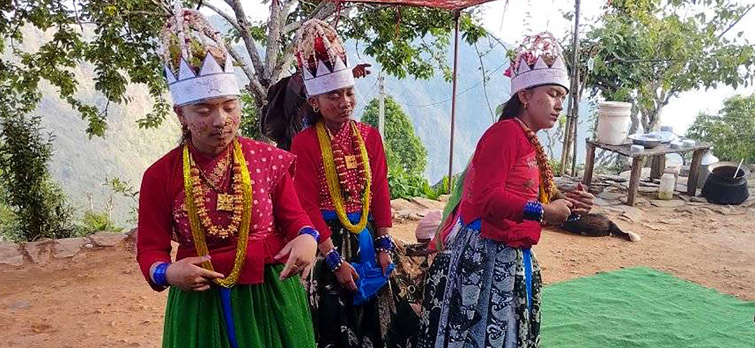 लोप हुँदै घाटु नाच