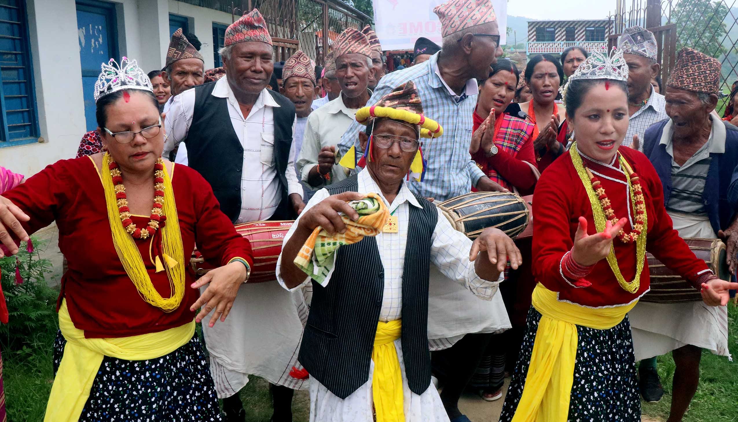 गाउँमा पुरुष नभएपछि महिलाले नाचे लोपोन्मुख ‘पाउदुरे’ नाच