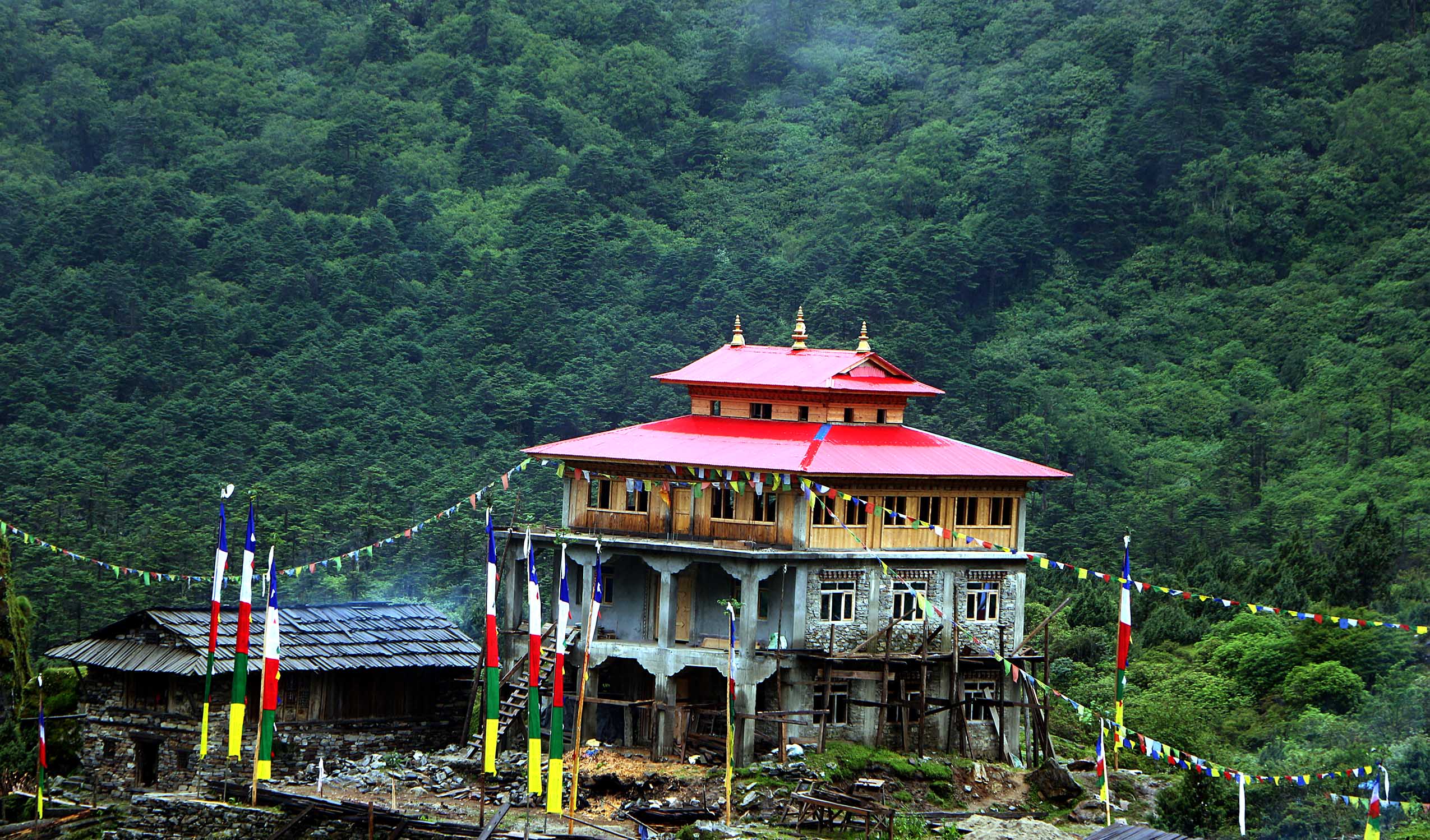 दुई करोडमा तोक्पेगोलामा  गुम्बा निर्माण हुँदै