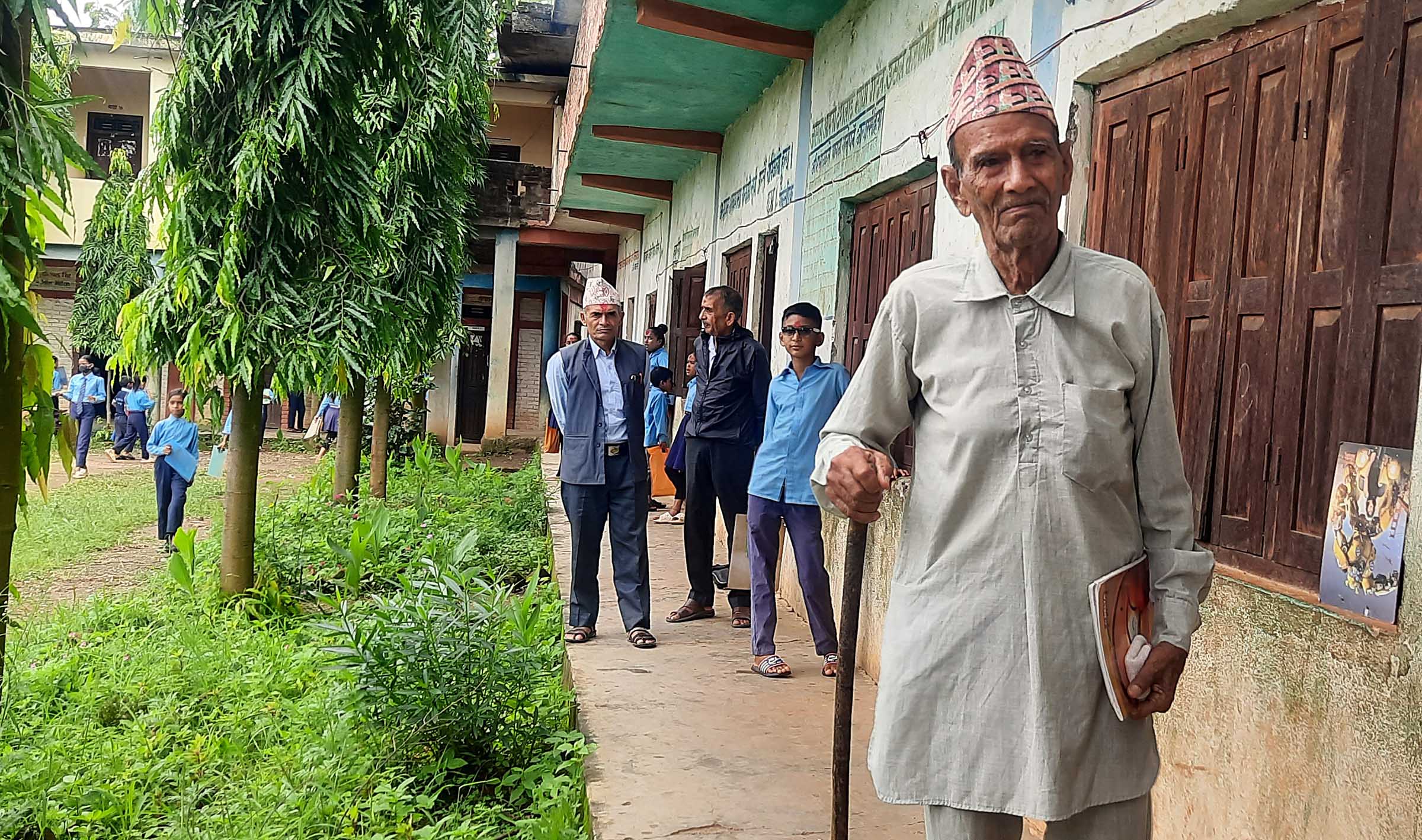 वर्ष ९० कक्षा १, पढ्नकालागि  १ घण्टा पैदल यात्रा