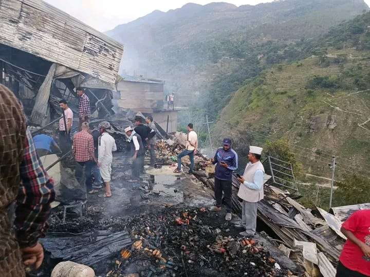 बाजुराको बाम्का बजारमा भीषण आगलागी : आठ करोड ७७ लाख बढीको क्षति