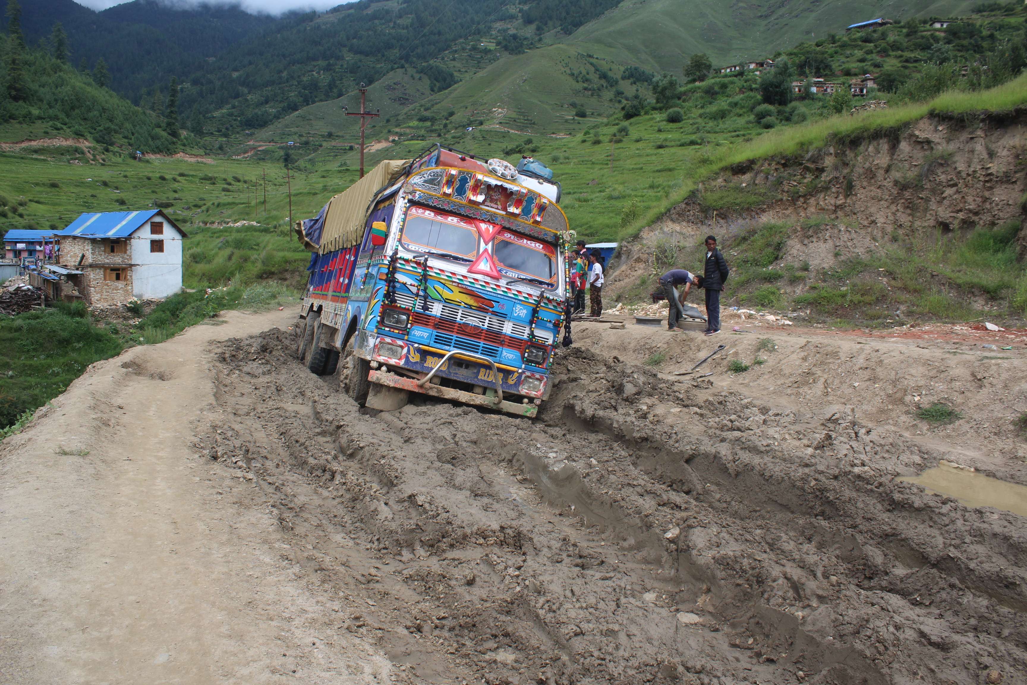 राष्ट्रिय सडक सञ्जालमा जोडिएको १४ वर्ष बितेपनि मुगुमा सडक कालोपत्रे हुन सकेन