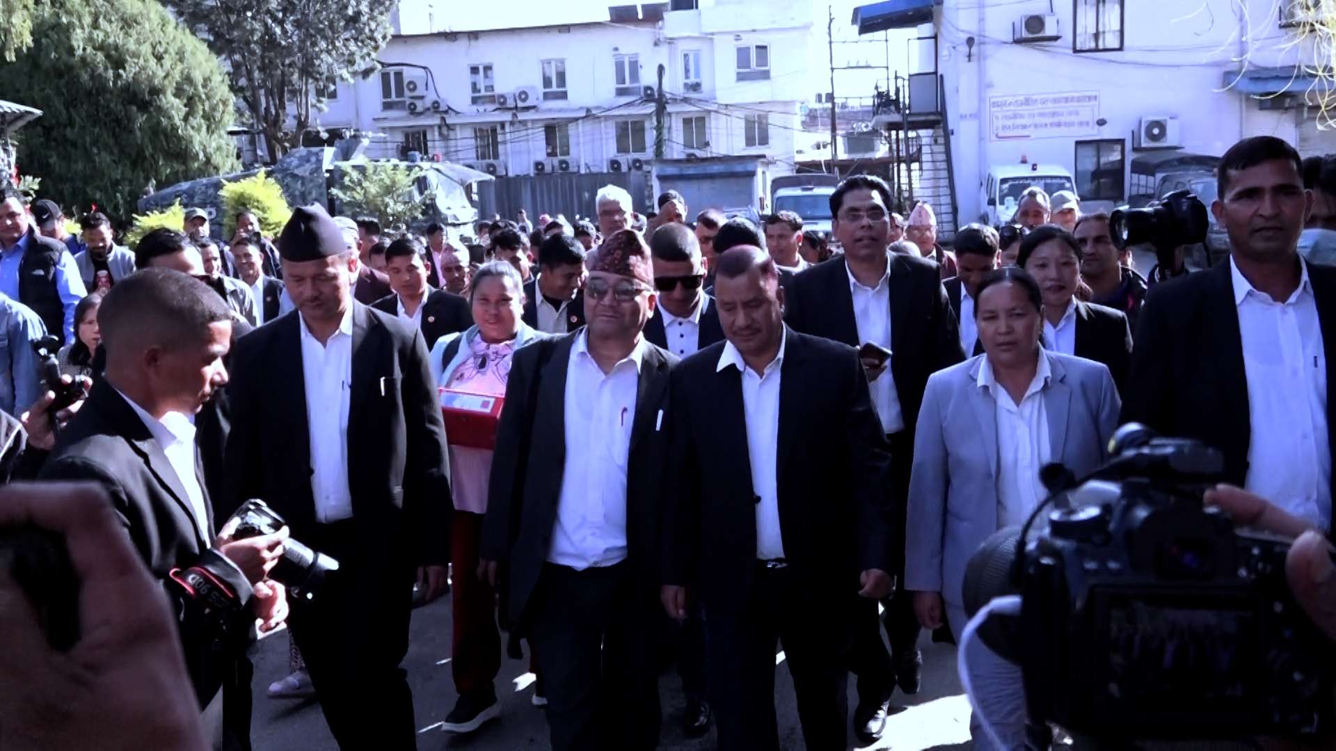 नेकपाले गर्यो निर्वाचन आयोग पुगेर सनाखत