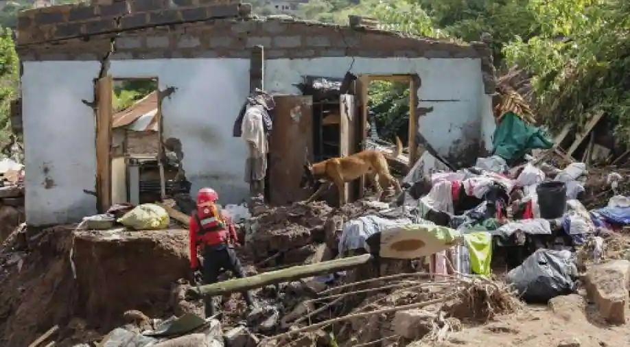 दक्षिण अफ्रिकामा आँधीसँगै आएको बाढीका कारण करिब ४ सय जनाको मृत्यु