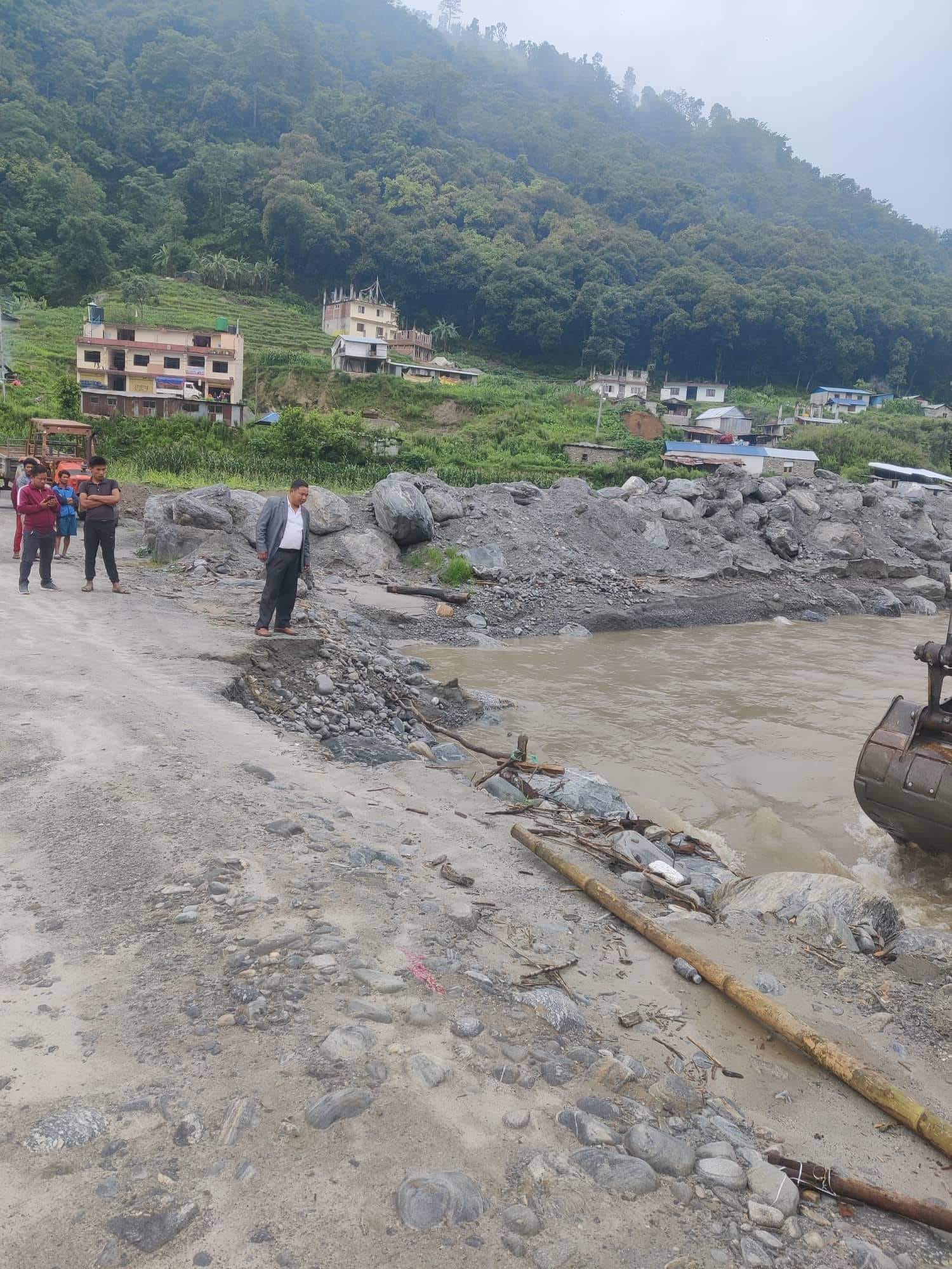 वर्षाले मेलम्ची नदीमा बनाइएका अस्थायी संरचनामा क्षति