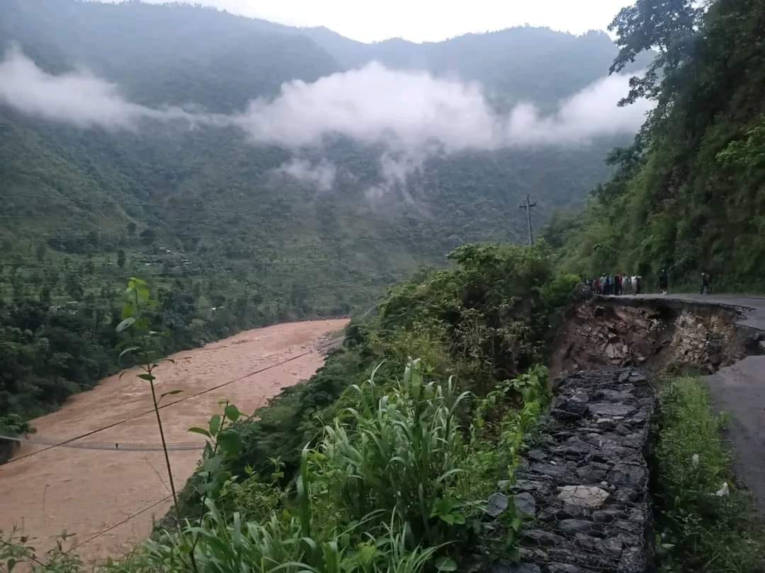 आँबुखैरेनीमा सडक भासिएको स्थानमा दुई पुरुषको शव फेला, मोटरसाइकल र कार खसेको आशंका