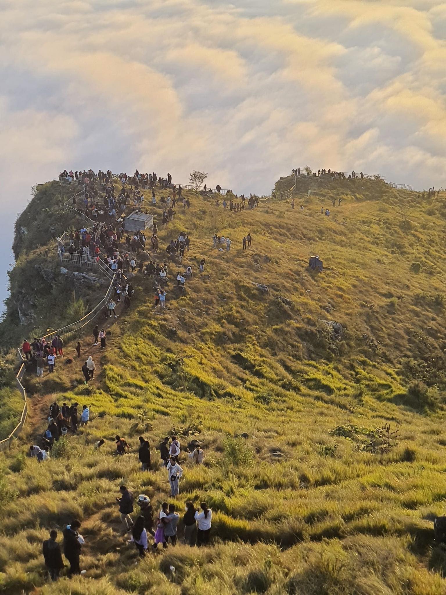 सूर्योदयको आनन्द लिन मानुङकोट