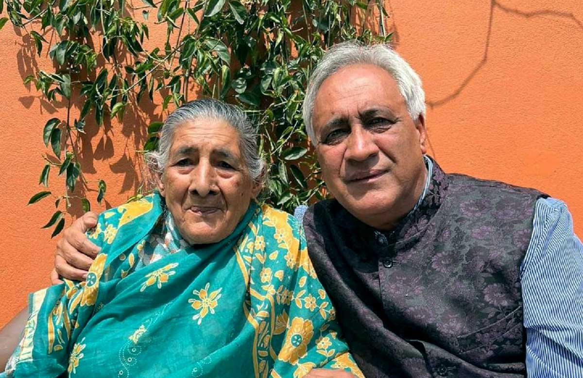 chandra bhandari and his mother