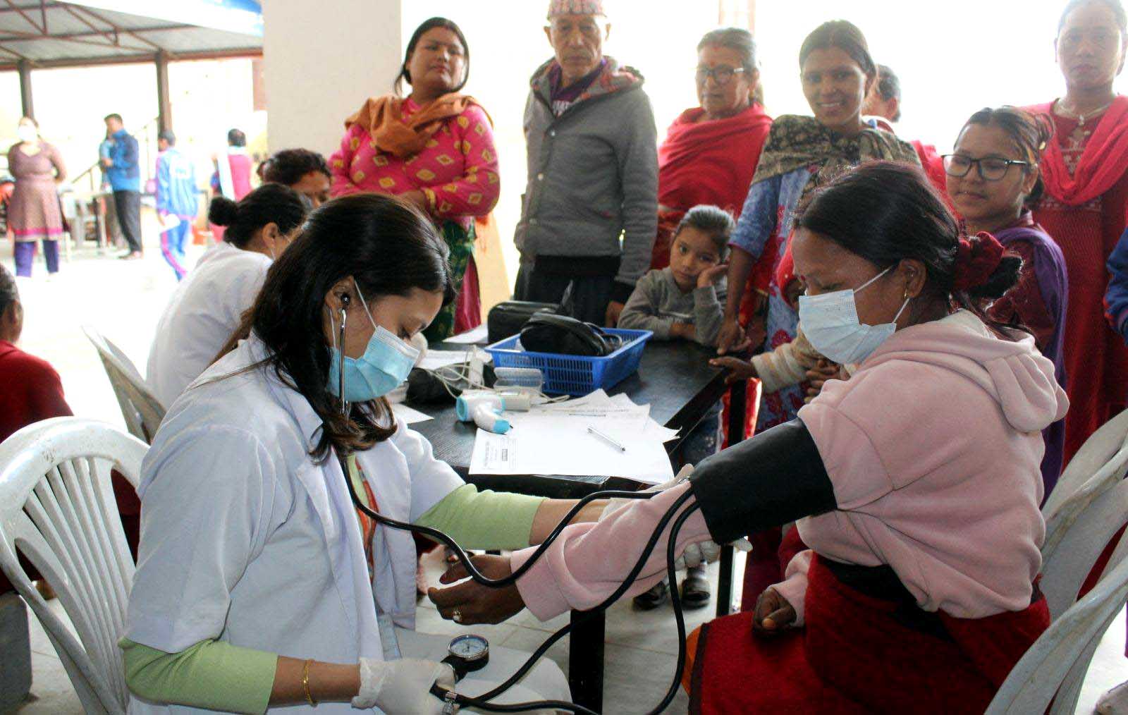 काठमाडौं मेडिकल कलेजको ललितपुरको लामटारमा निःशुल्क स्वास्थ्य शिविर