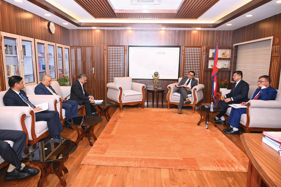 राष्ट्र बैंकका कार्यकारी निर्देशकसँग अर्थमन्त्रीको प्रत्यक्ष संवाद : समन्वयको अभ्यास कि स्वायत्ततामाथि हस्तक्षेप ?