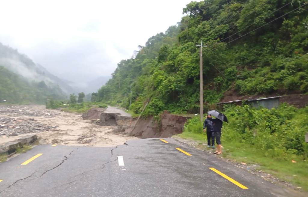 मनसुनको प्रवेशसँगै अचानक आएको बाढी पहिरोले कैयौं सडक बगाउँदा यातायात अवरुद्ध