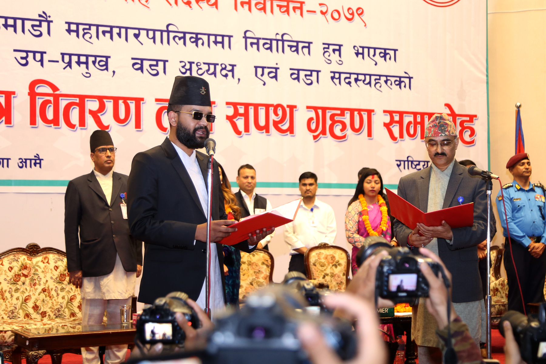 काठमाडौंका मेयर र उपमेयरले लिए शपथ