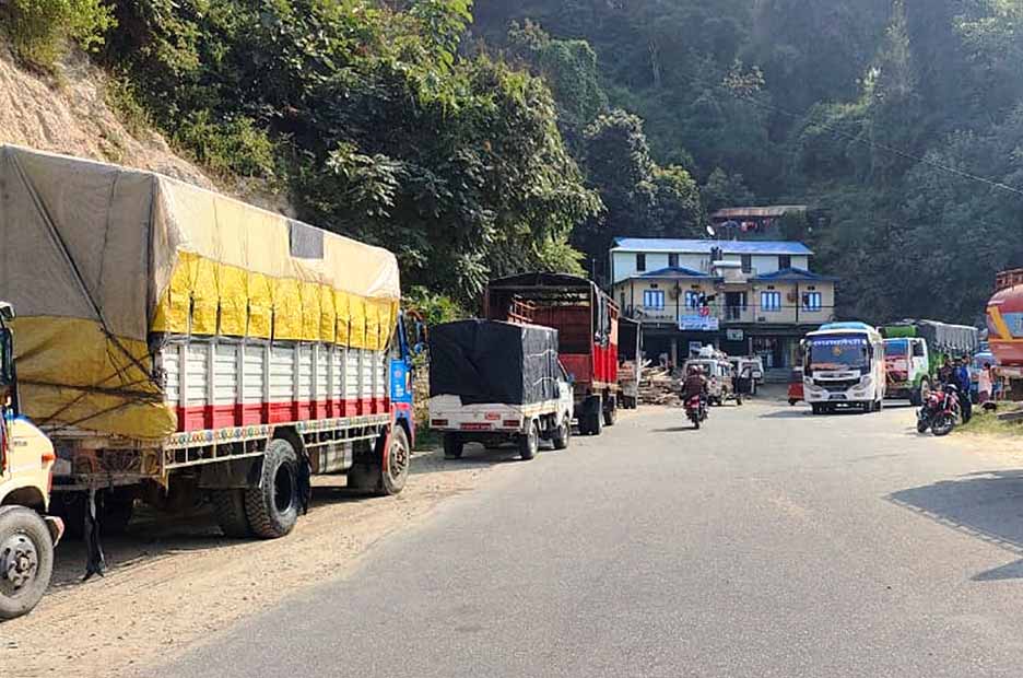 कार्यकर्ता रिहाइ माग गर्दै यातायात बन्द, यात्रु अलपत्र