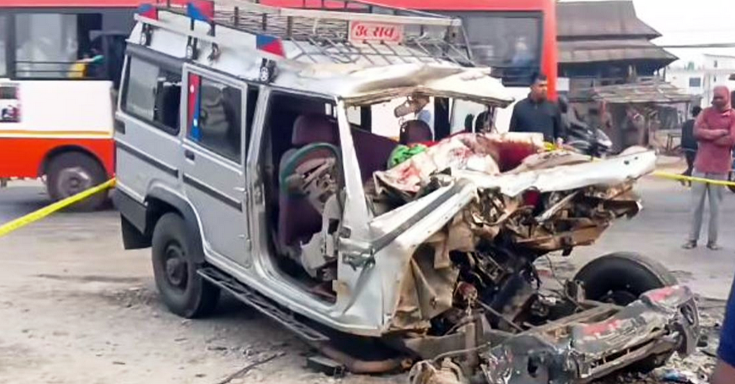 टिपरको ठक्करले जिपमा सवार तीनजनाको मृत्यु