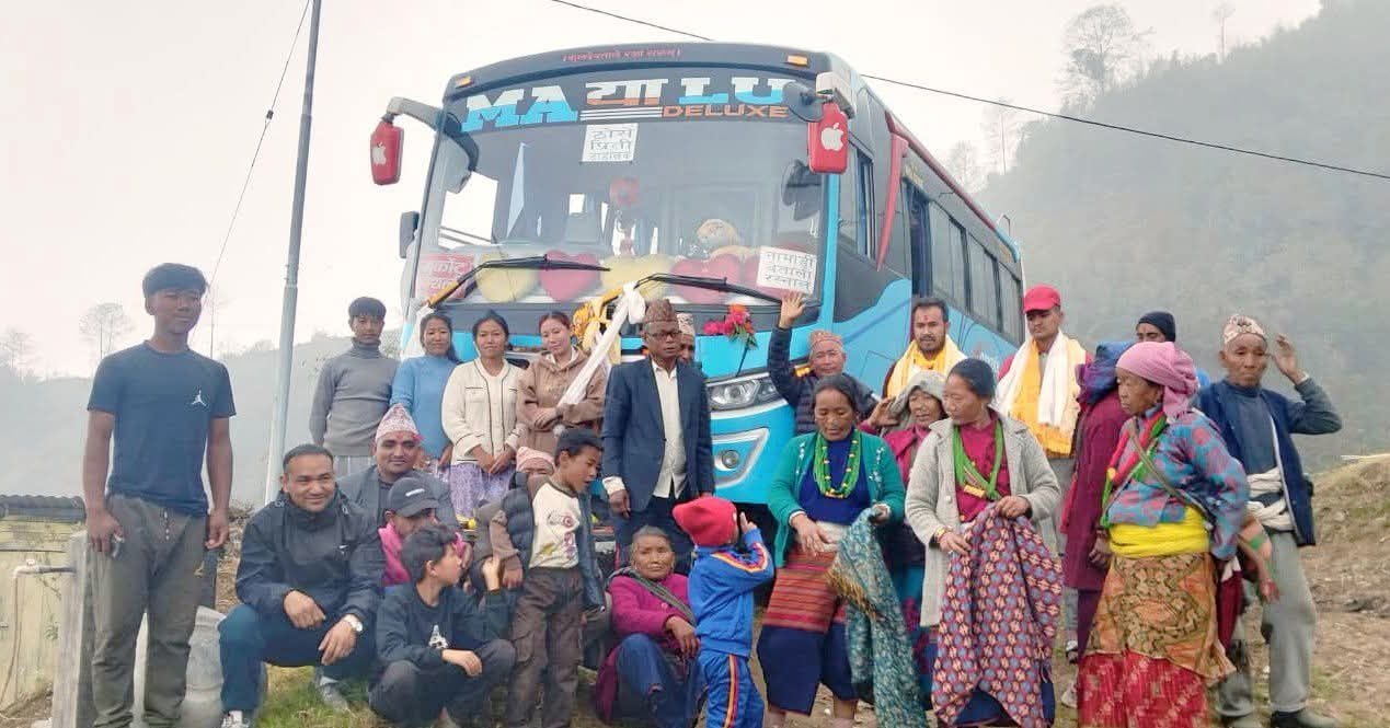 रामेछापको उर्माखुमा पहिलो पटक यात्रुवाहक बस पुग्दा स्थानीयले गरे पूजा