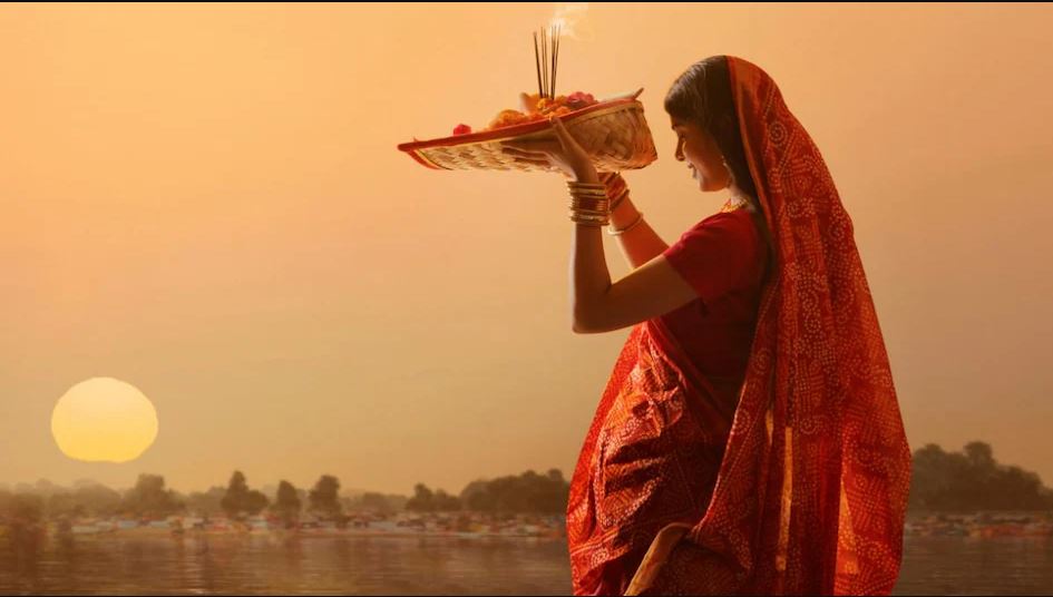 आज छठ पर्वको मुख्य दिन, अस्ताउँदो सूर्यलाई अर्घ्य  दिइँदै
