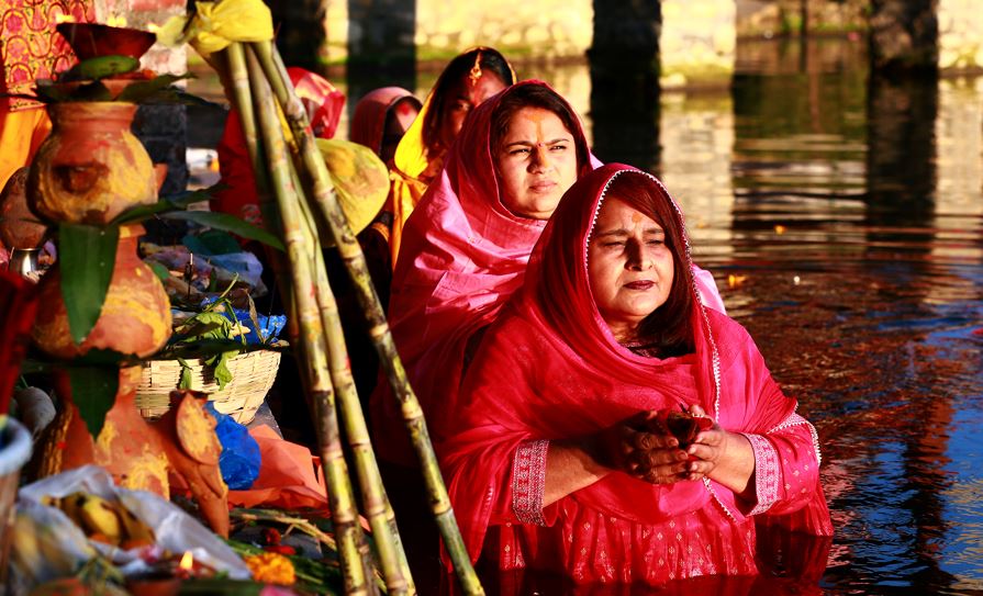 उदाउँदो सूर्यलाई अर्घ्य दिई छठ पर्व समापन