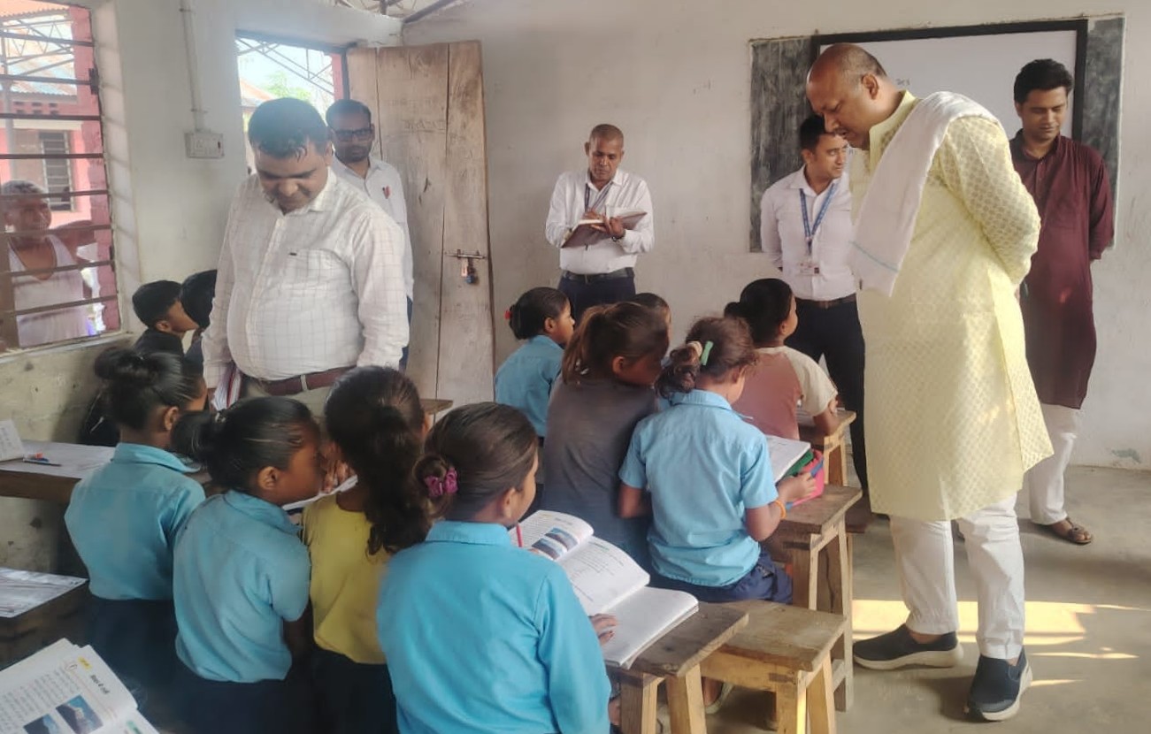 अस्पतालपछि विद्यालयहरुको अनुगमन गर्दै मुख्यमन्त्री सिंह