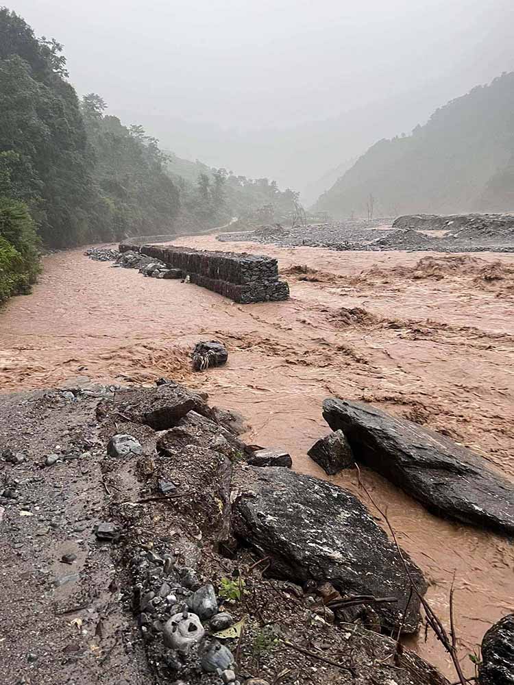 सडक अवरुद्ध, हेलम्बुको फाँट डुबानमा