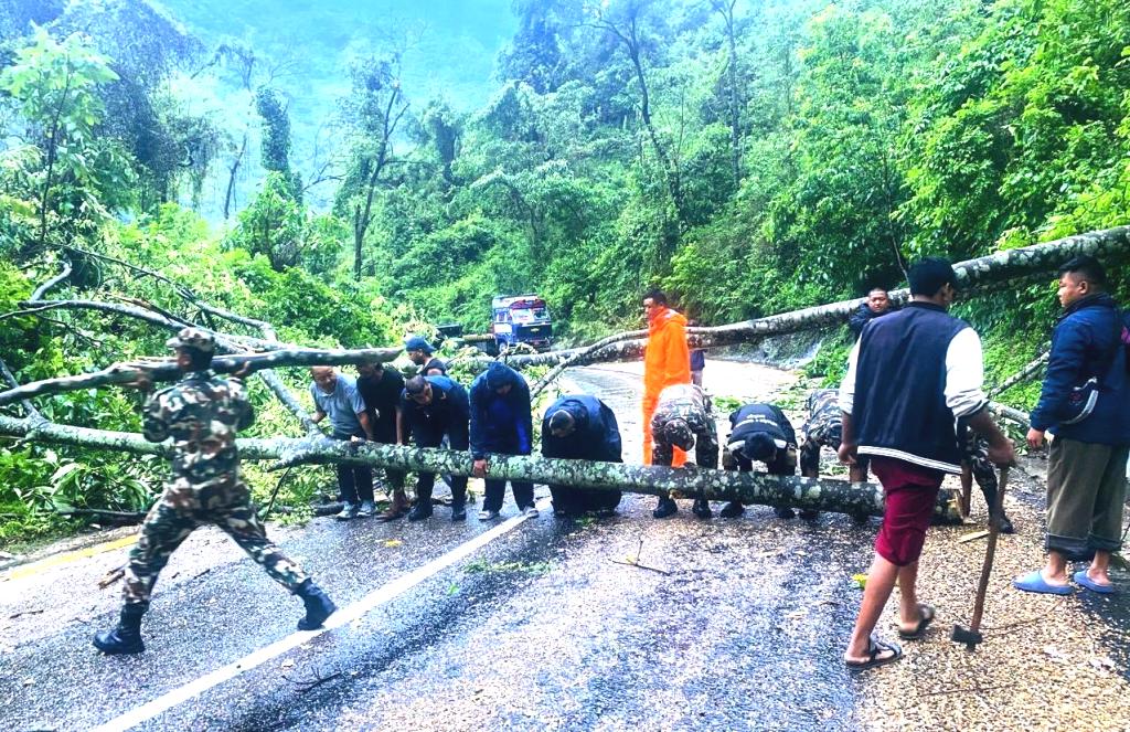 कोशीका ४ जिल्लाको सडक अवरुद्ध, यातायात ठप्प