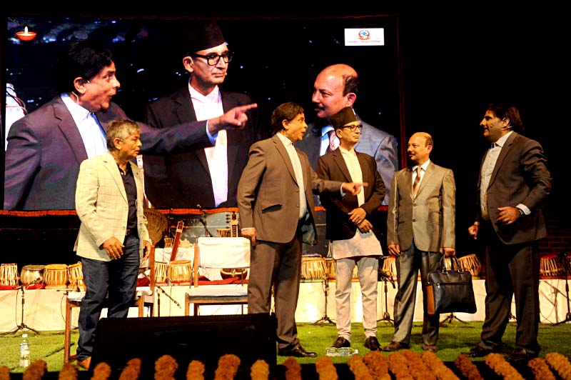 'सिस्नुपानी देउसी : हलमा ठाउँ नपुगेपछि डबलीमा पनि दर्शक खचाखच