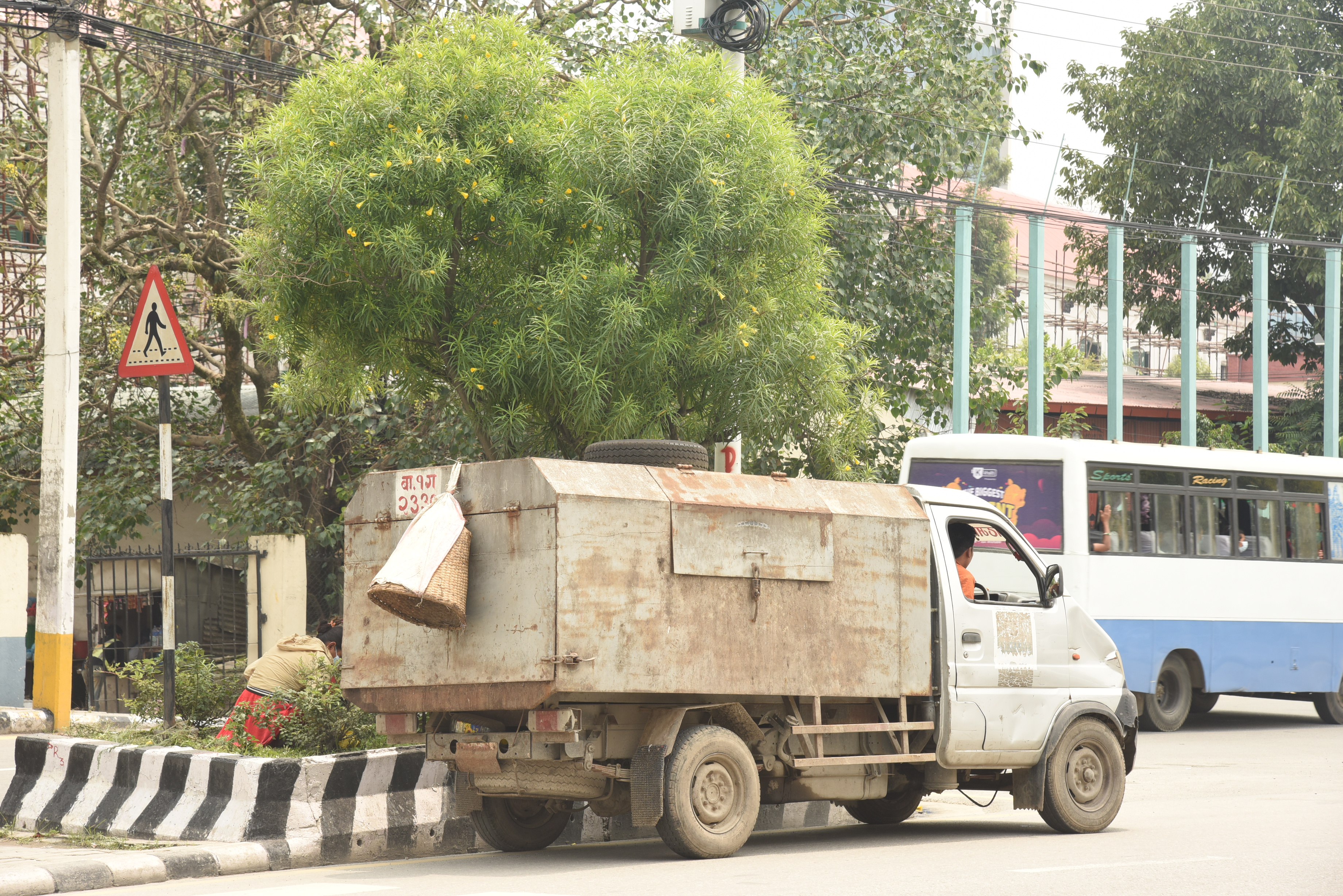 फोहोर बोकेका गाडीलाई सिसडोलमा स्थानीयको अवरोध