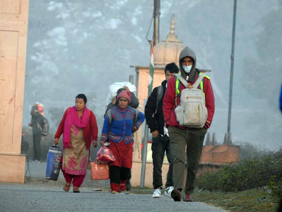 भारतबाट स्वेदश फर्किने नेपाली भन्छन् : ‘रोजगारी सिर्जना गर्नेलाई मत’