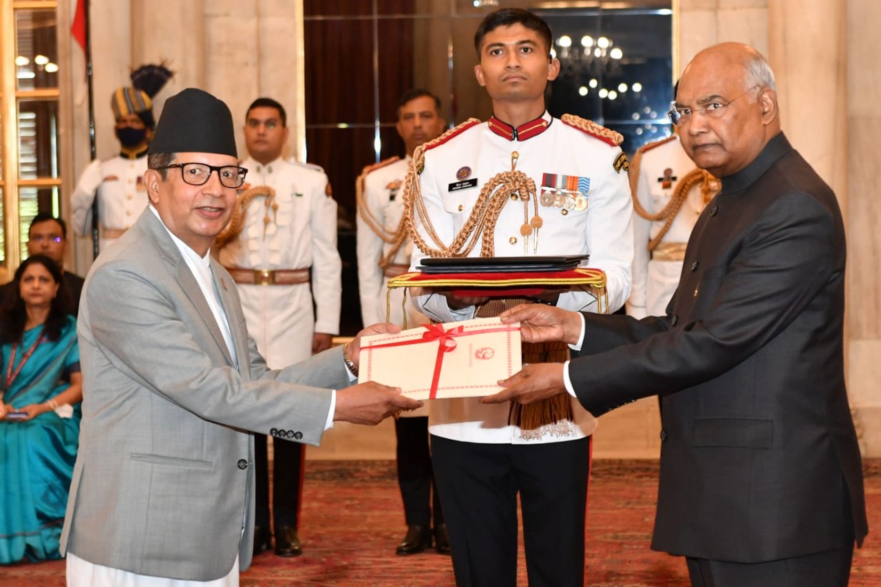 राजदूत शर्माद्वारा भारतका राष्ट्रपतिसमक्ष ओहोदाको प्रमाण पत्र प्रस्तुत