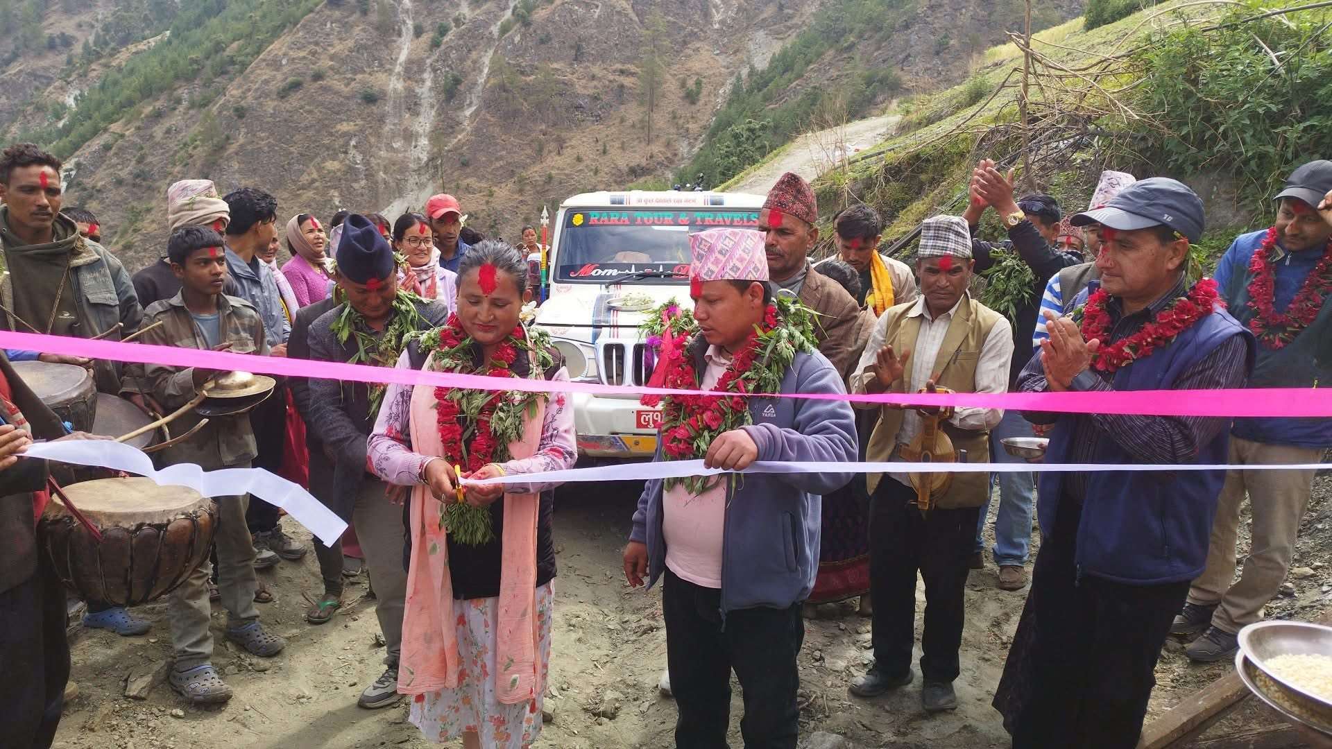 छाँयानाथमा पहिलोपटक गाडी पुग्दा हर्षित स्थानीयले देउडा गाएर गरे स्वागत