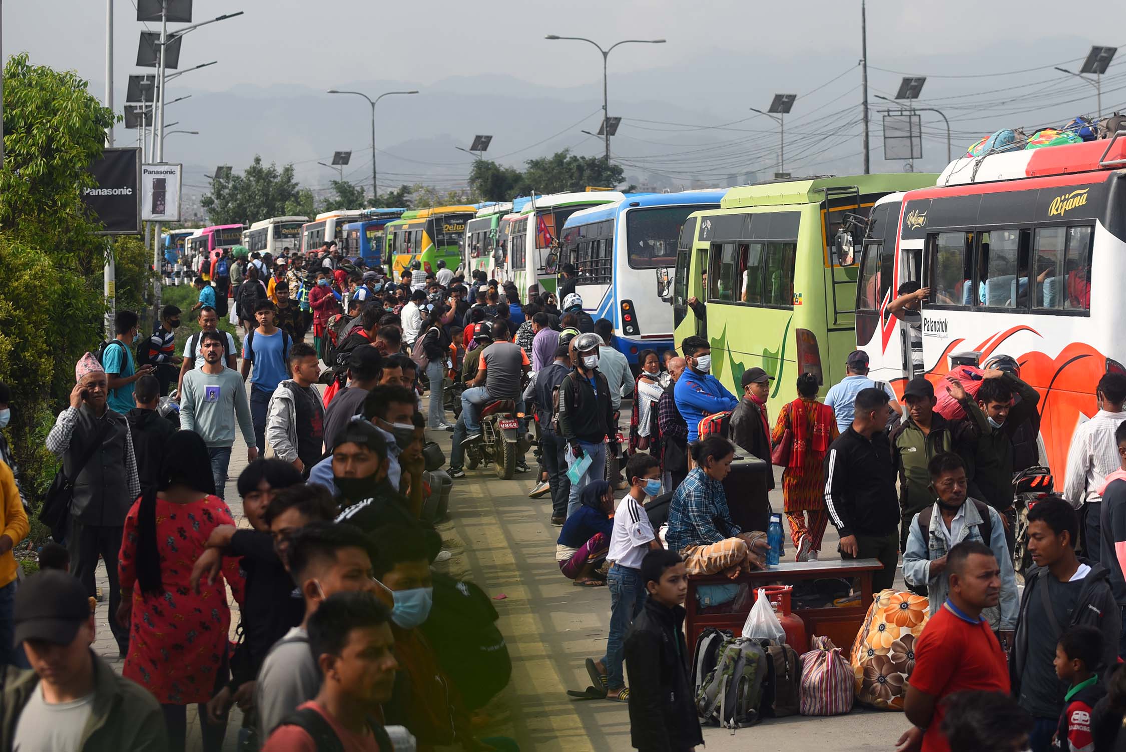 उपत्यकाबाट मतदानका लागि गाउँ फर्किनेको लर्को (फोटो फिचर)