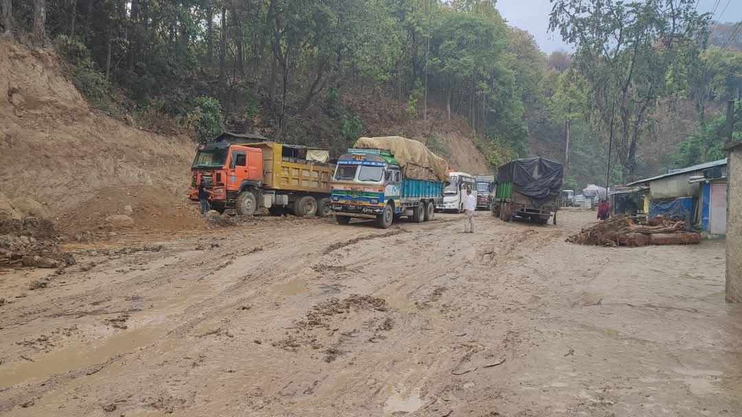 वर्षाको सुरुआतमै तीन राजमार्ग अवरुध्द, सहज आवागमनमा चर्को समस्या