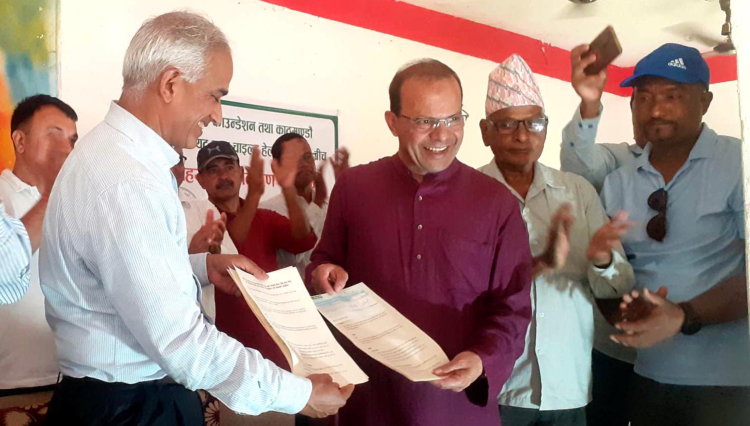 पूर्वमन्त्री डा  मिनेन्द्र रिजालद्वारा बाल अस्पताललाई रु ५० लाख सहयोग
