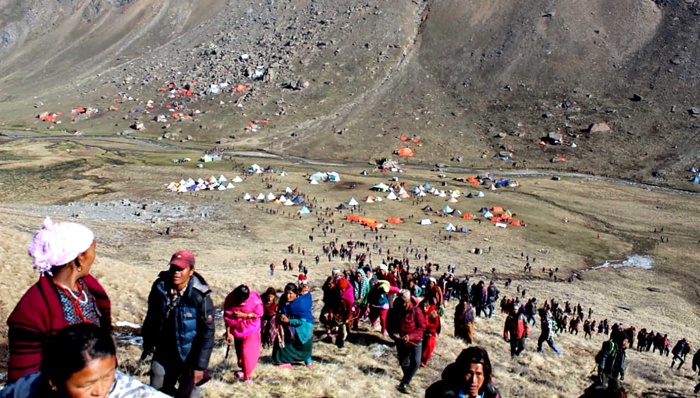 यार्सागुम्बा टिप्दा गरेको फोहोर सफा गर्दै