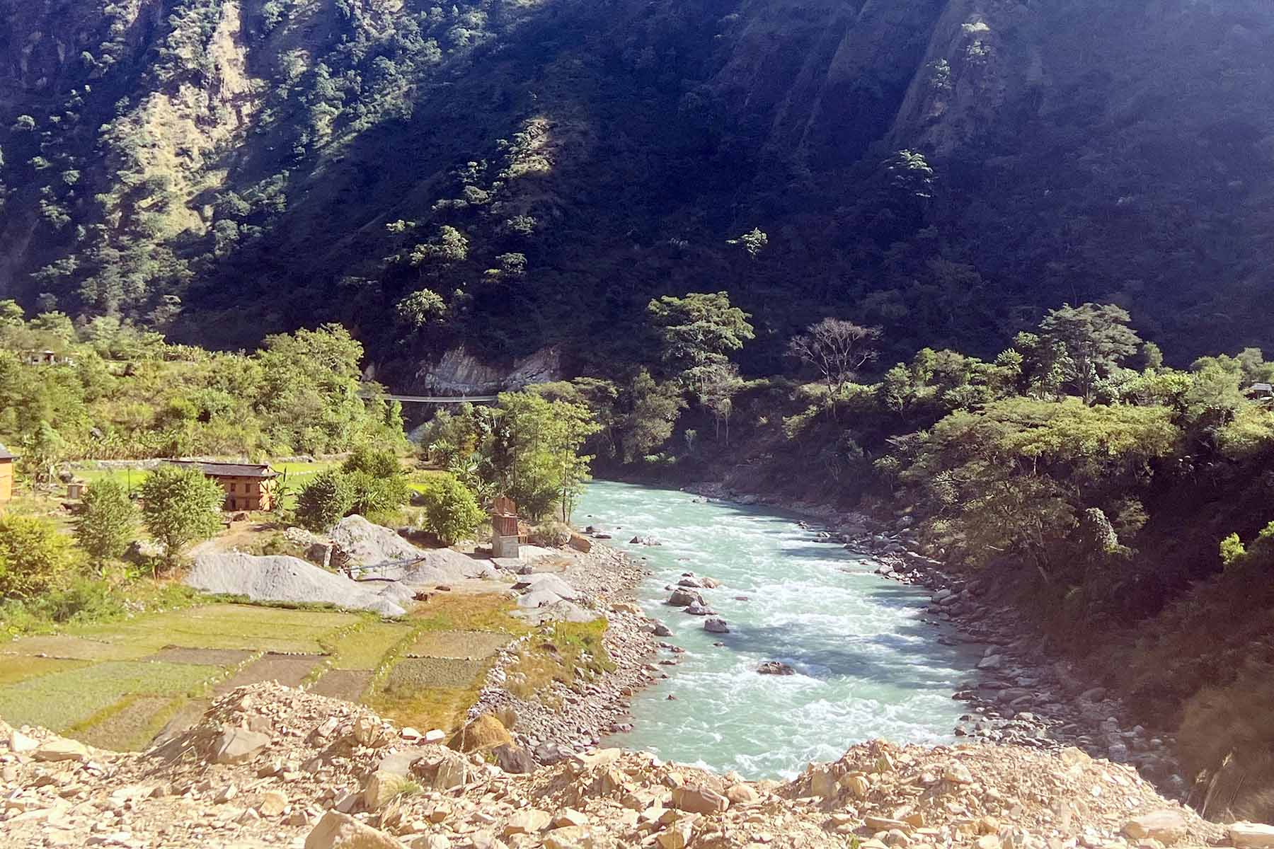 ठेक्का लिएको सात वर्षसम्म बनेन भेरी नदीमा पुल