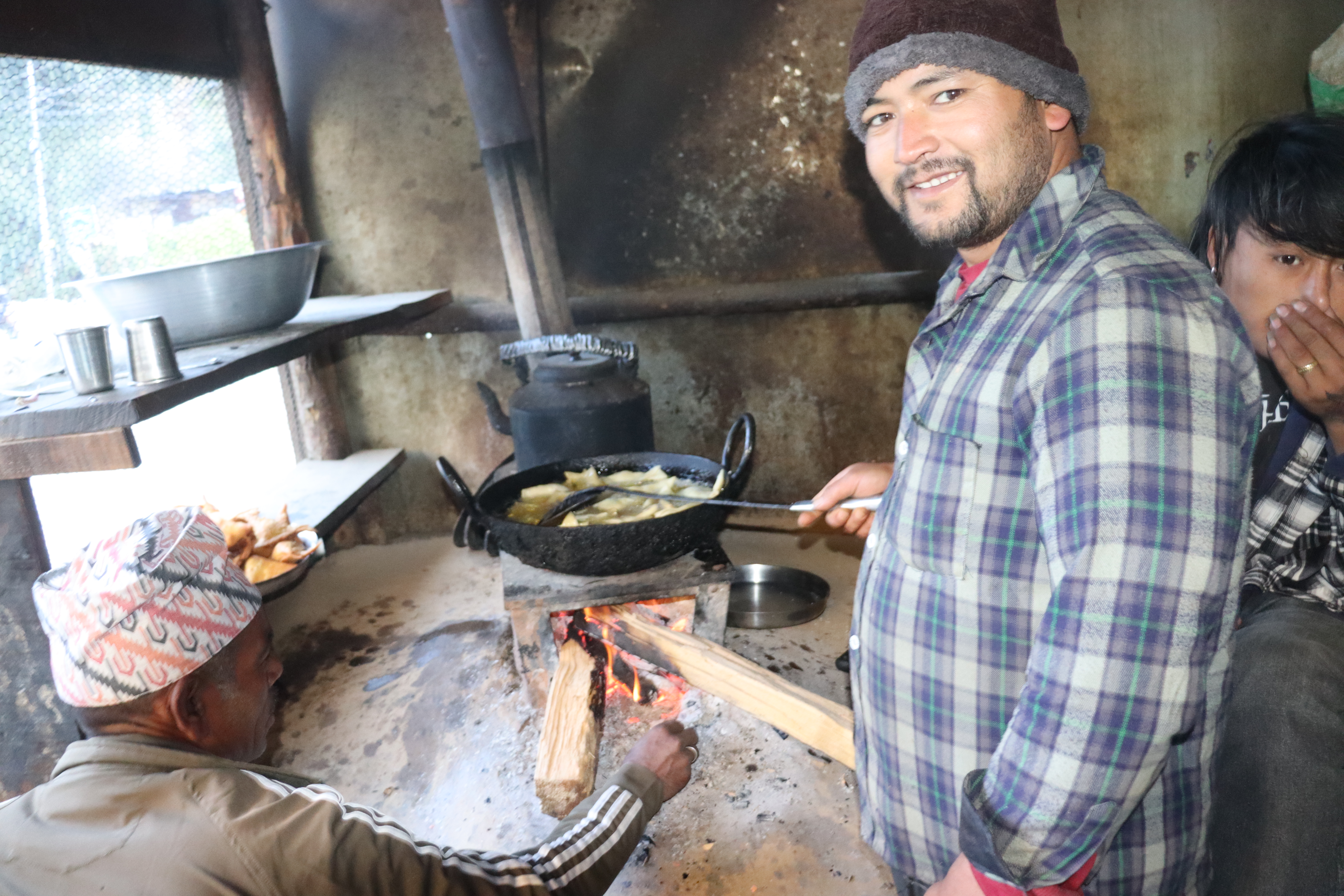 साउदीको जागिर त्यागेर समोसा बेच्दैछन् राजन, आम्दानीबाट दंग